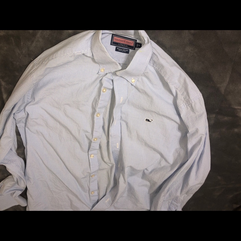 Men’s LS M Vineyard vines button down shirt.